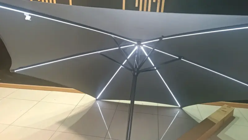 Parasol con luces LED y panel solar - 1