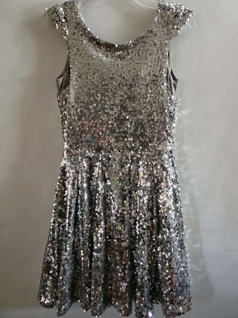 Vestido de lentejuelas plateado elegante - 2