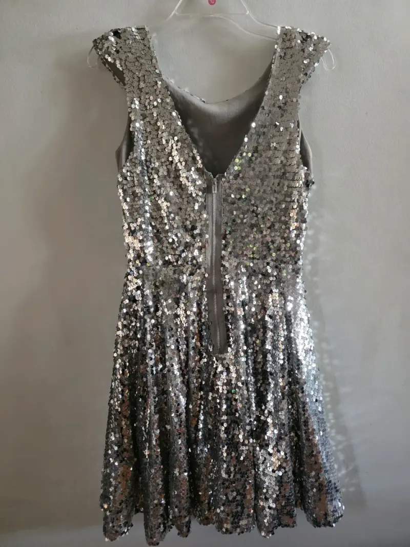 Vestido de lentejuelas plateado elegante - 3