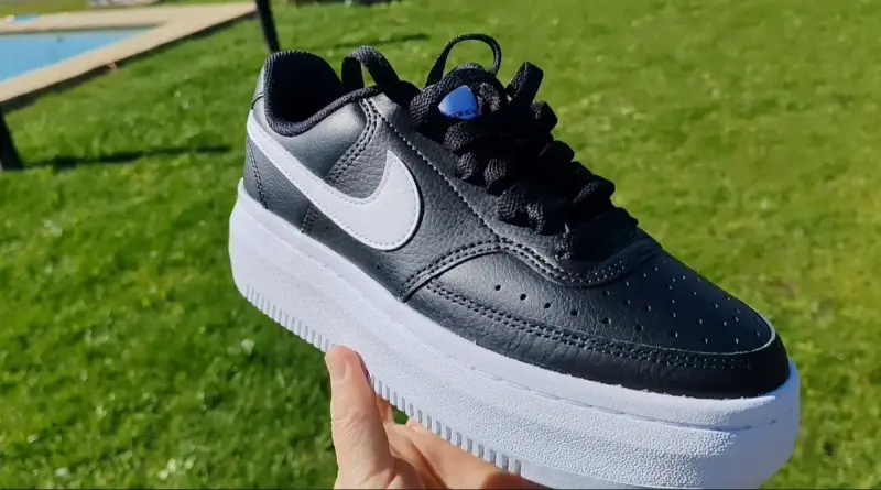 Zapatillas deportivas negras Nike con suela gruesa - 1