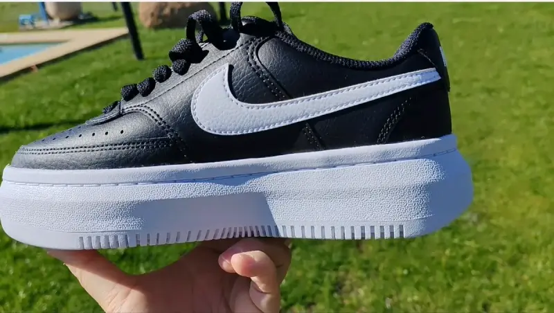 Zapatillas deportivas negras Nike con suela gruesa - 2