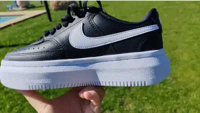 Zapatillas deportivas negras Nike con suela gruesa - miniatura 2