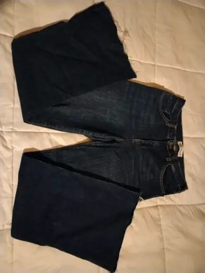 Jeans acampanados de mezclilla azul para mujer - miniatura 1