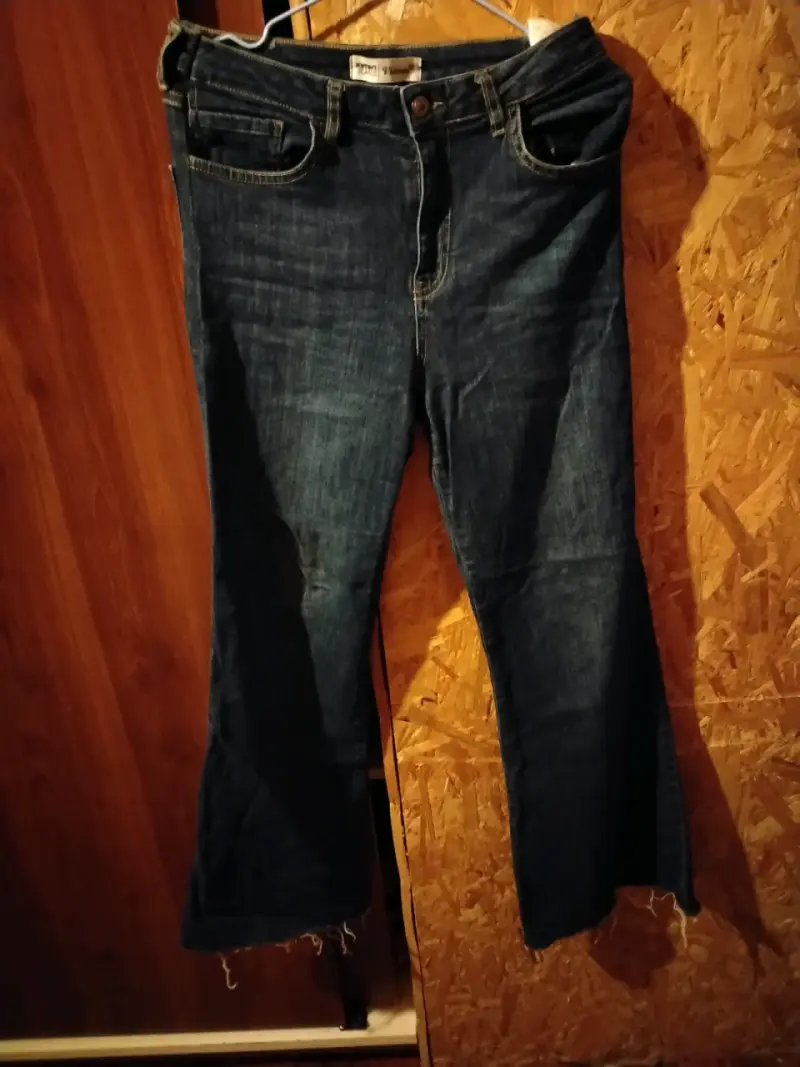 Jeans acampanados de mezclilla azul para mujer - 2
