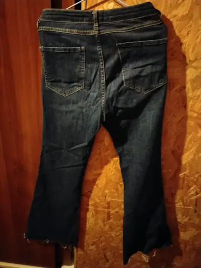 Jeans acampanados de mezclilla azul para mujer - miniatura 3