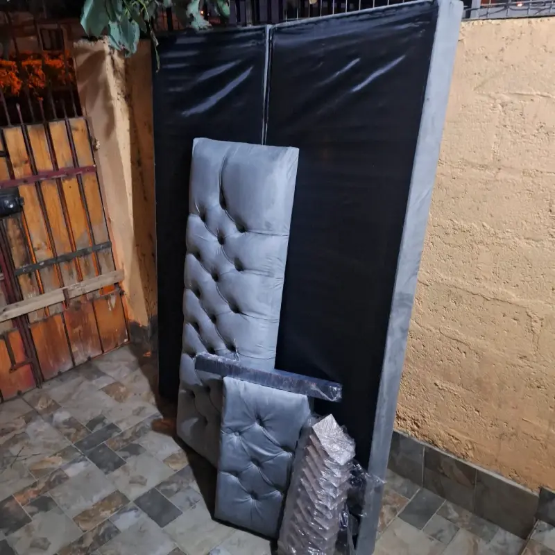Cama tapizada con cabecera gris