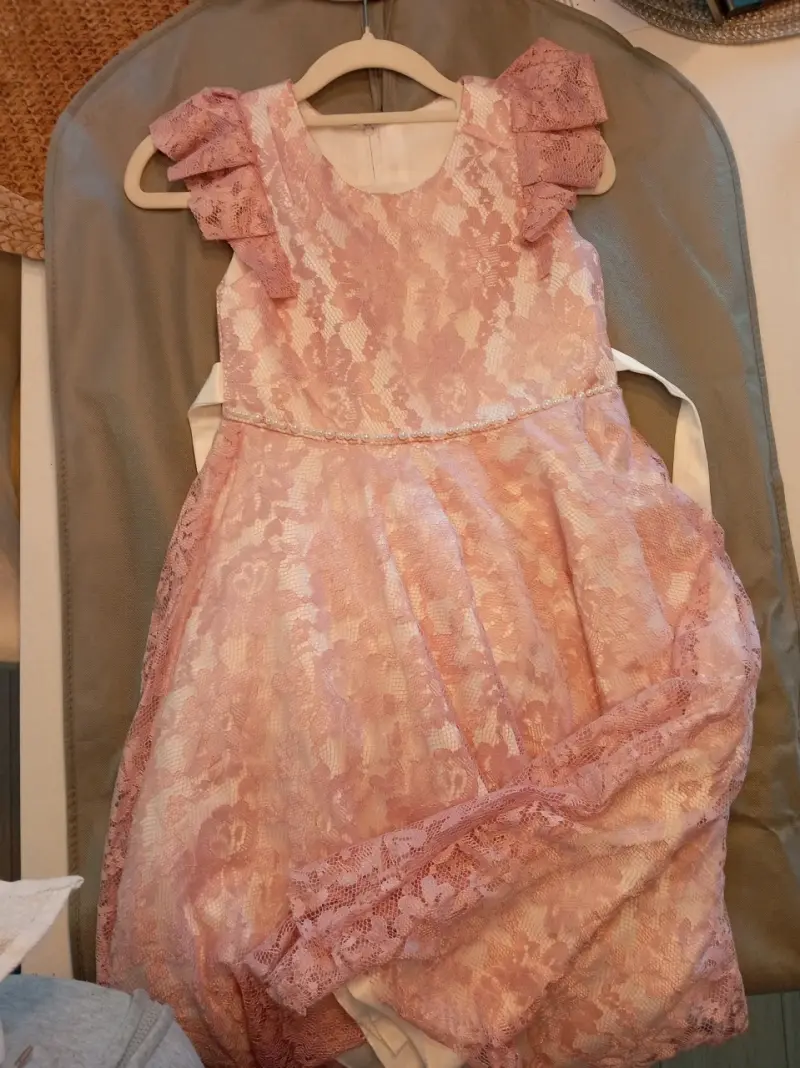 Vestido de encaje rosa para niña con volantes