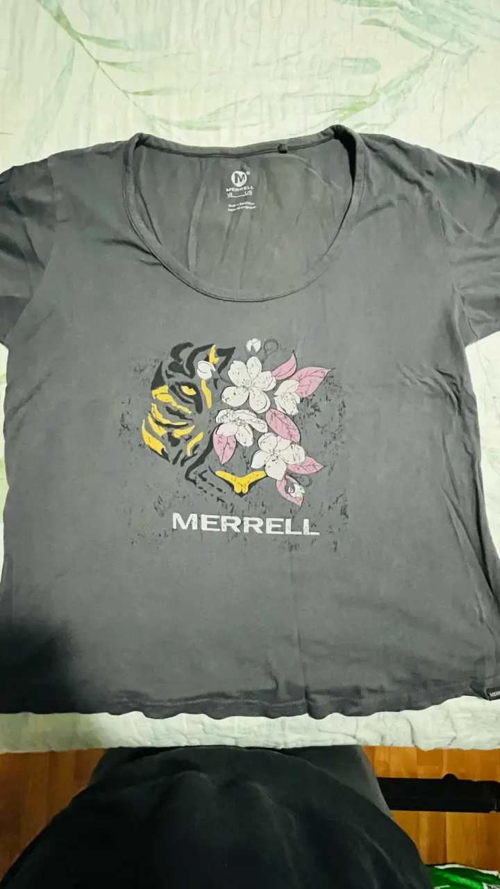 Polera gris con diseño floral Merrell