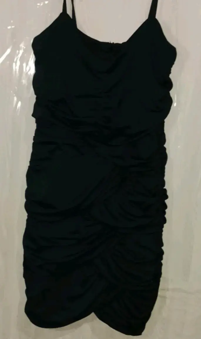 Vestido negro ajustado con tirantes