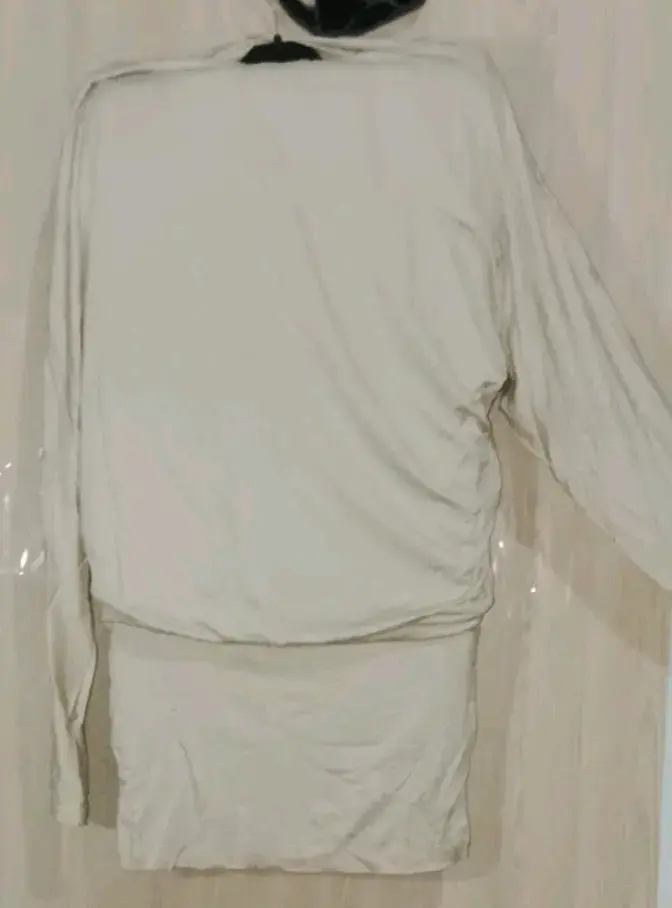 Vestido beige de manga larga para mujer