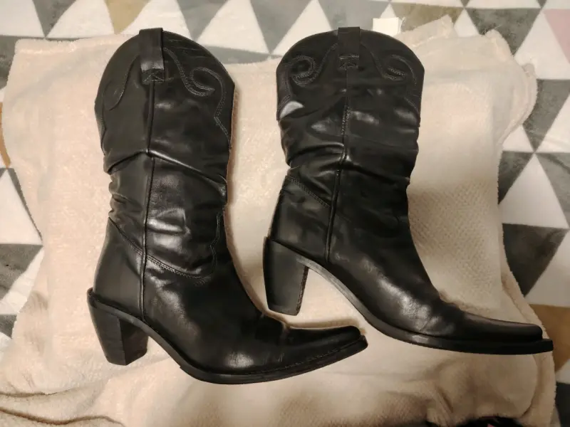 Botas vaqueras de cuero negro para mujer