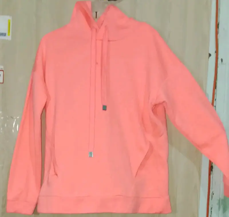 Polerón rosado con capucha para mujer