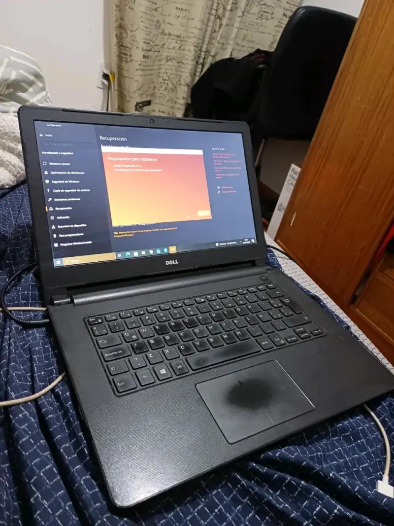 Laptop Dell con pantalla de 15 pulgadas - 1