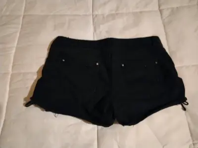 Shorts de mezclilla negros con detalles de lazo - miniatura 2