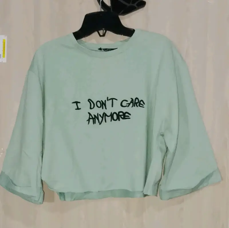 Polera oversize verde con estampado