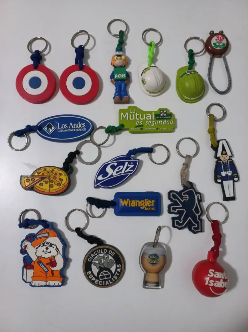 Lote de llaveros promocionales variados