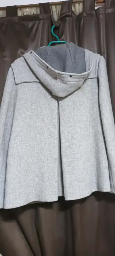 Abrigo gris con capucha Zara Woman - miniatura 3