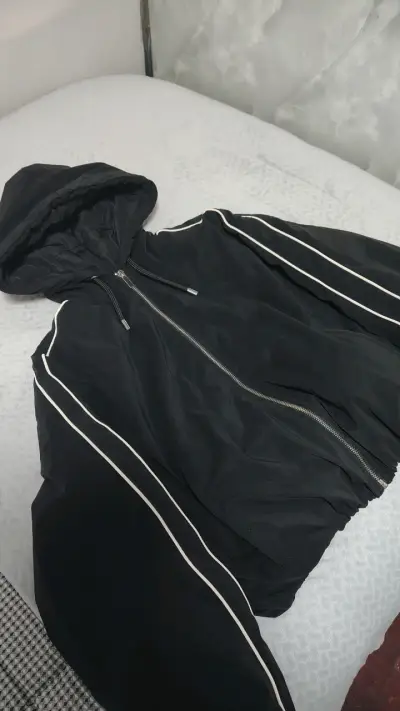 Chaqueta negra con capucha Zara para mujer - miniatura 1