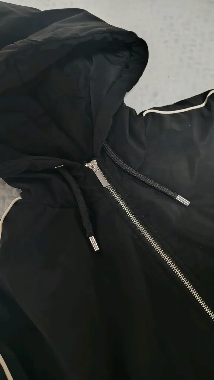 Chaqueta negra con capucha Zara para mujer - 2