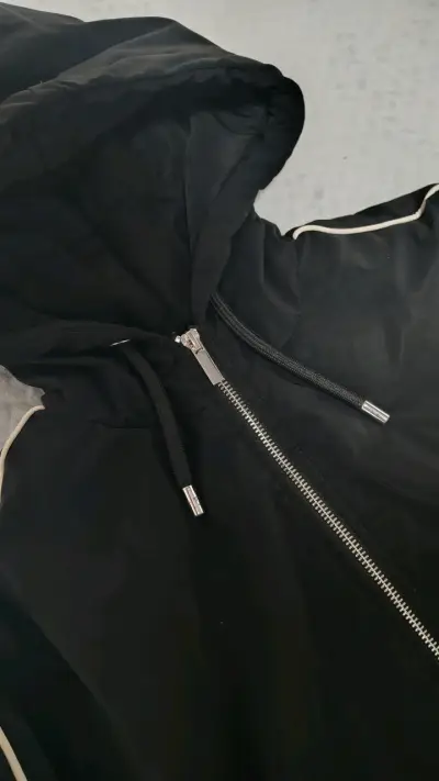 Chaqueta negra con capucha Zara para mujer - miniatura 2