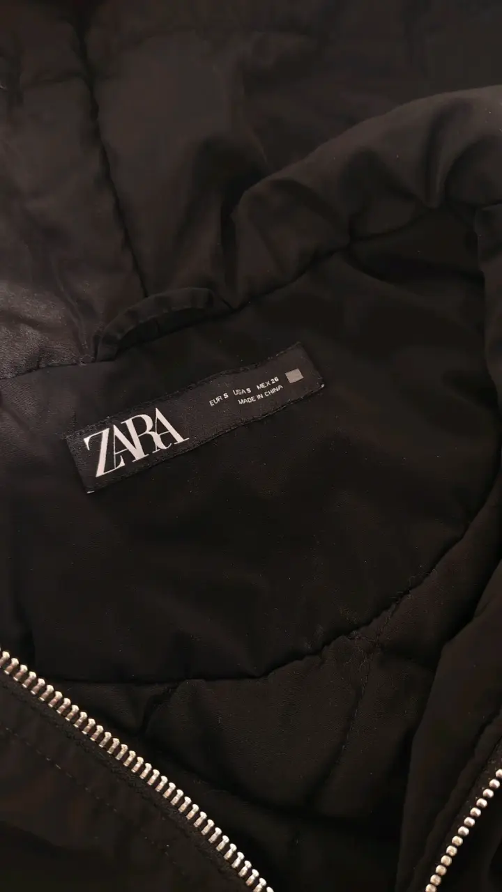 Chaqueta negra con capucha Zara para mujer - 3