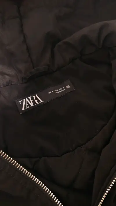 Chaqueta negra con capucha Zara para mujer - miniatura 3