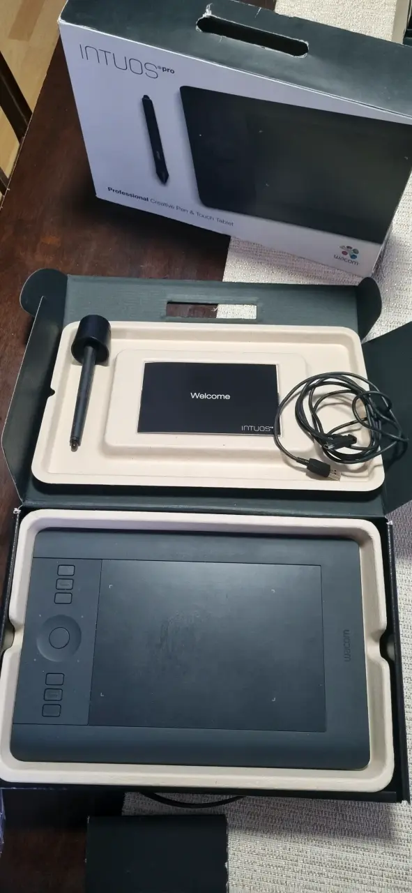 Tableta Gráfica Wacom Intuos Pro con Lápiz - 1