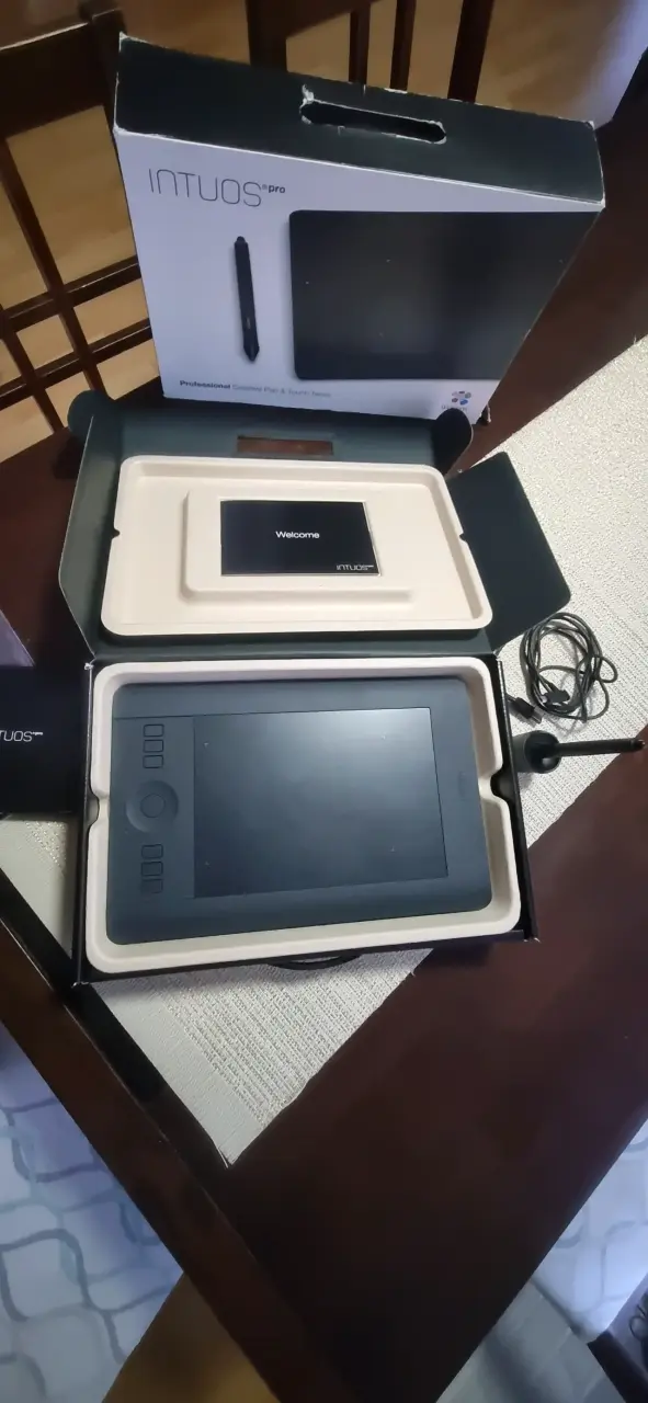Tableta Gráfica Wacom Intuos Pro con Lápiz - 2
