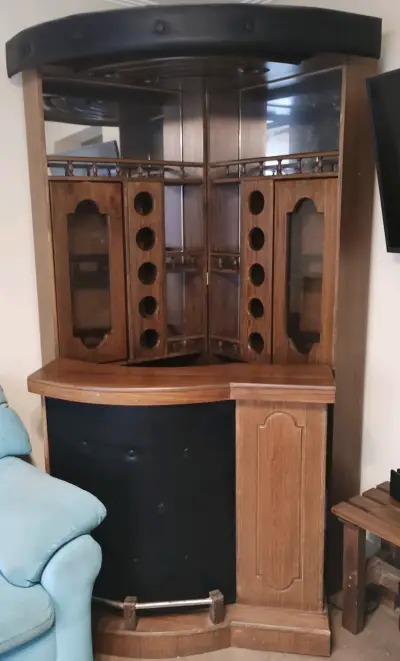 Bar de esquina de madera con estantes - miniatura 1