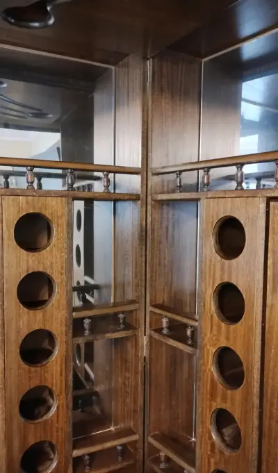 Bar de esquina de madera con estantes - miniatura 3