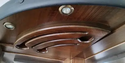 Bar de esquina de madera con estantes - miniatura 4