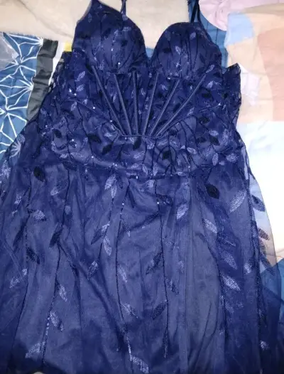 Vestido de noche azul con transparencias - miniatura 3