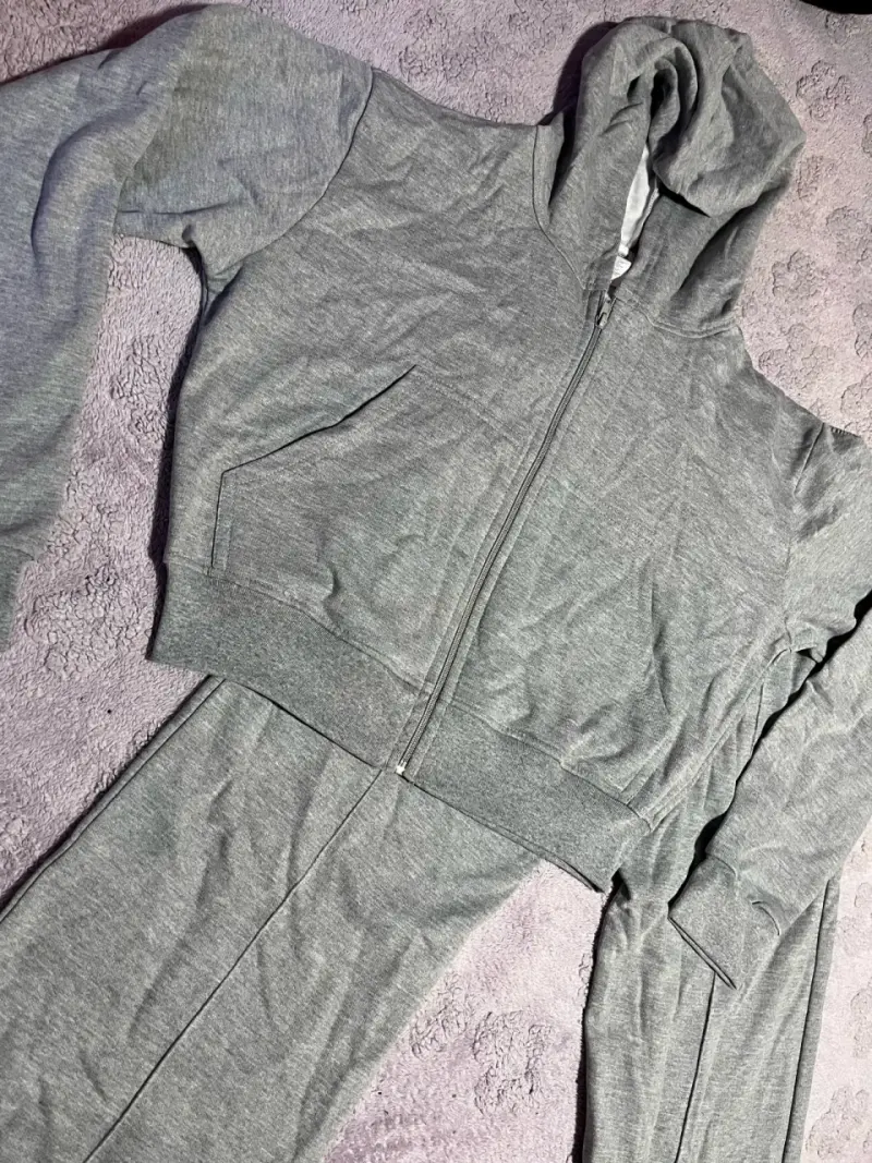 Conjunto deportivo gris con capucha para mujer - 1