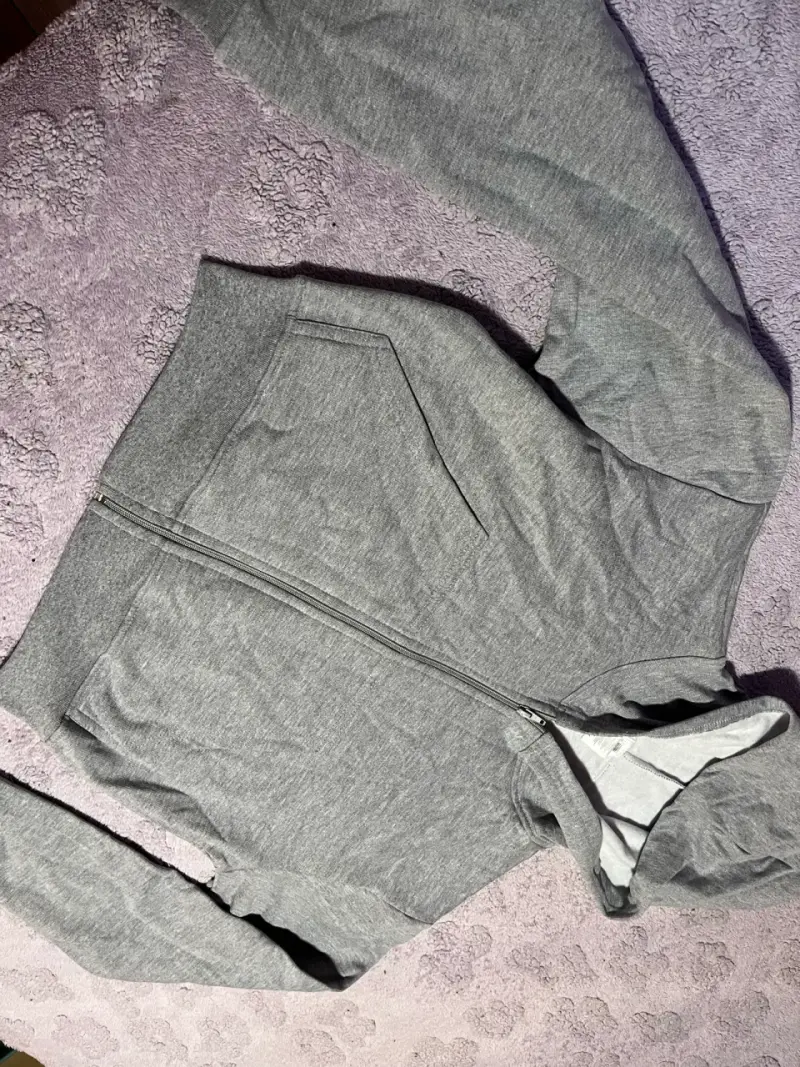 Conjunto deportivo gris con capucha para mujer - 4