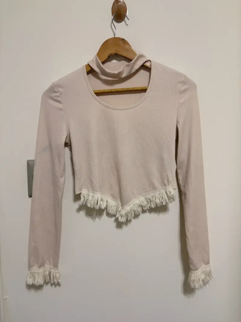 Polera crop top beige con flecos - 1