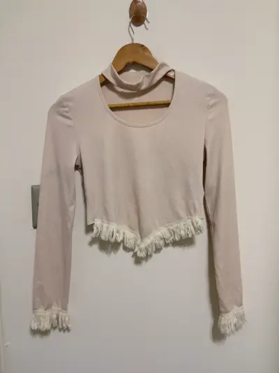 Polera crop top beige con flecos - miniatura 1