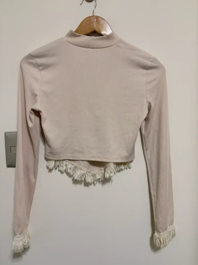 Polera crop top beige con flecos - 2