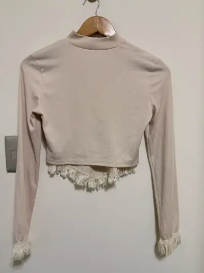 Polera crop top beige con flecos - miniatura 2