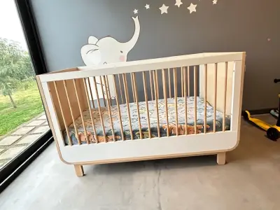 Cuna y mueble de madera para bebé - miniatura 1