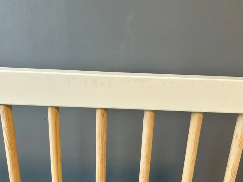 Cuna y mueble de madera para bebé - 2