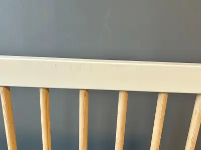 Cuna y mueble de madera para bebé - miniatura 2