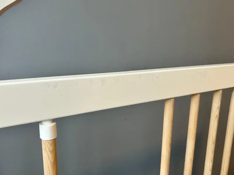 Cuna y mueble de madera para bebé - 3