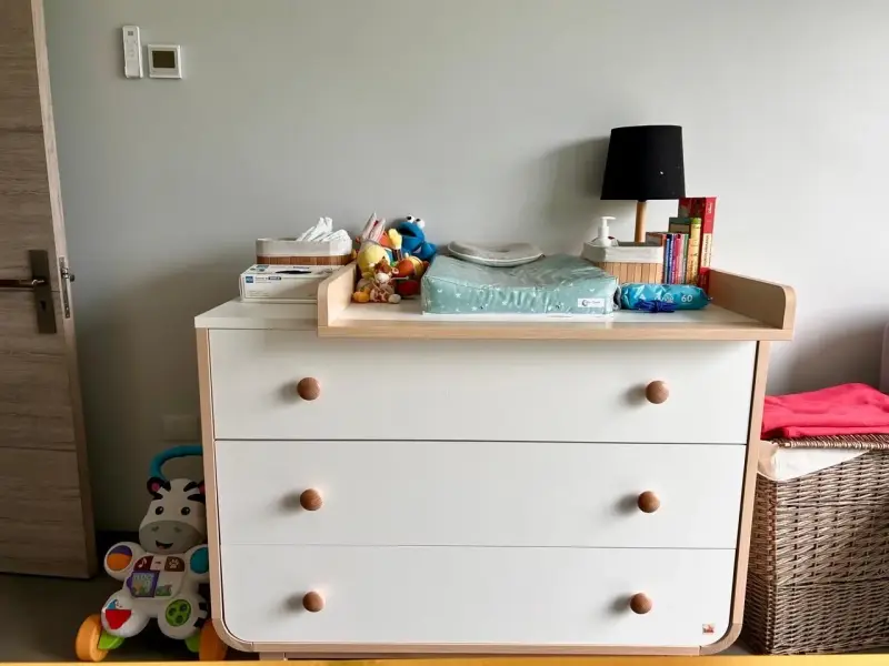 Cuna y mueble de madera para bebé - 4