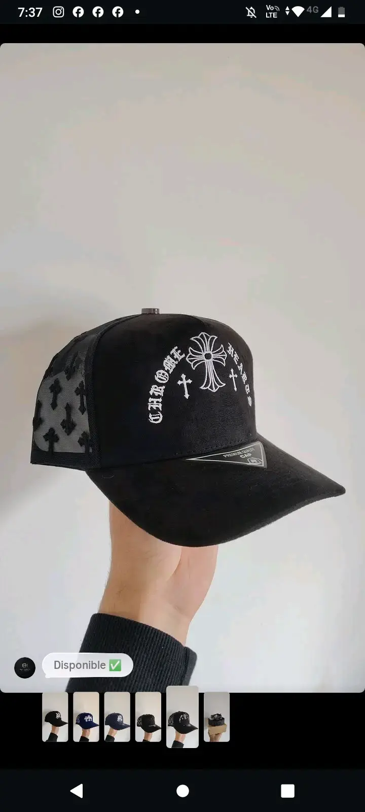 Gorra negra con diseño de cruces