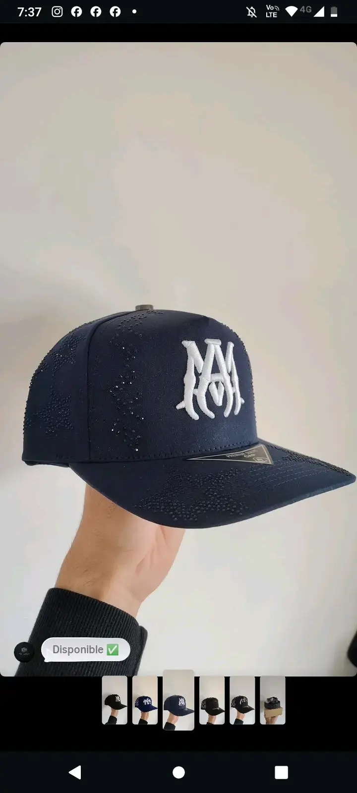 Gorra azul con logo bordado