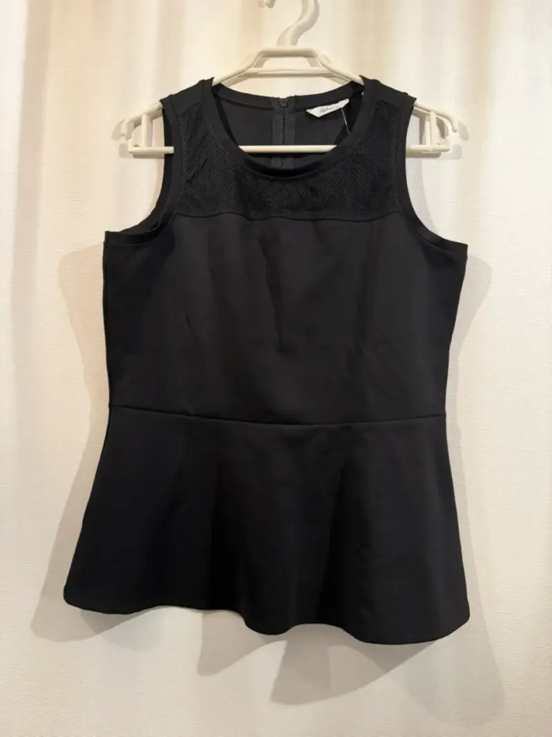 Blusa negra sin mangas - 1