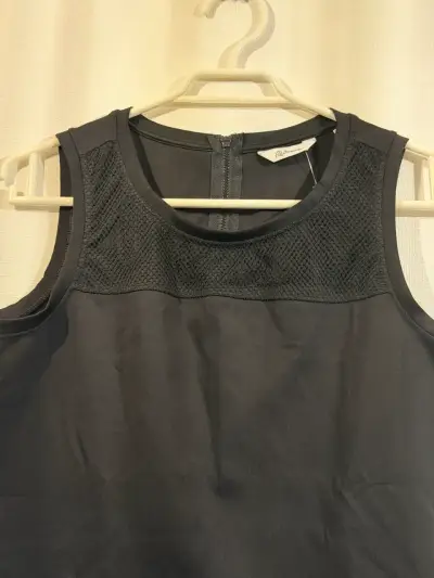 Blusa negra sin mangas - miniatura 2