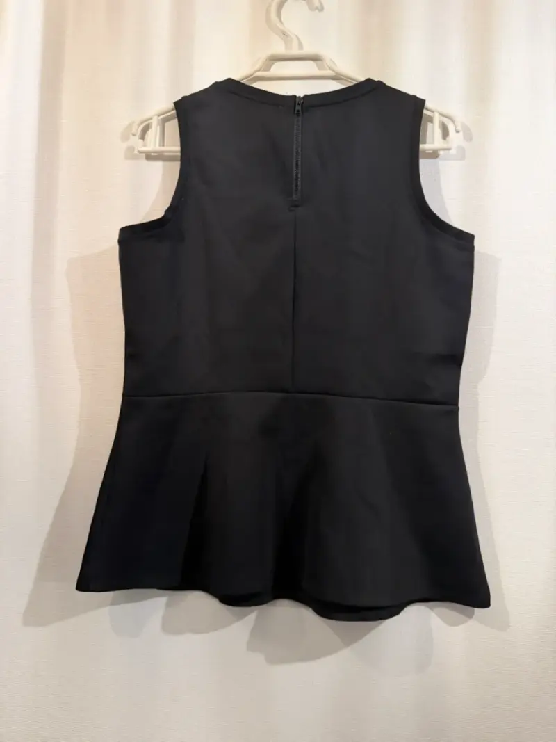 Blusa negra sin mangas - 3