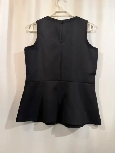 Blusa negra sin mangas - miniatura 3