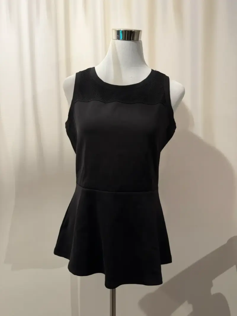Blusa negra sin mangas - 4